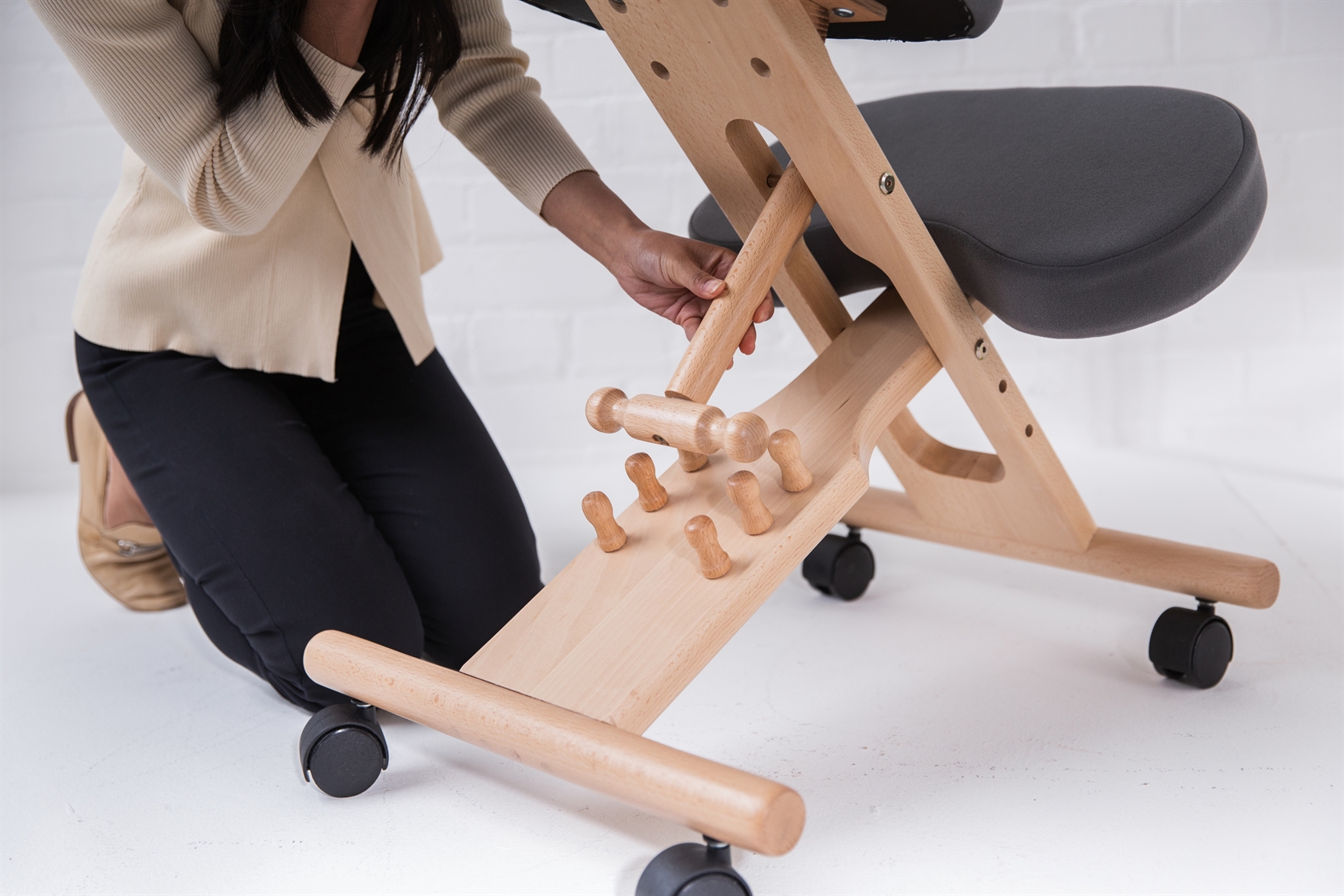Putnams kneeling hot sale chair
